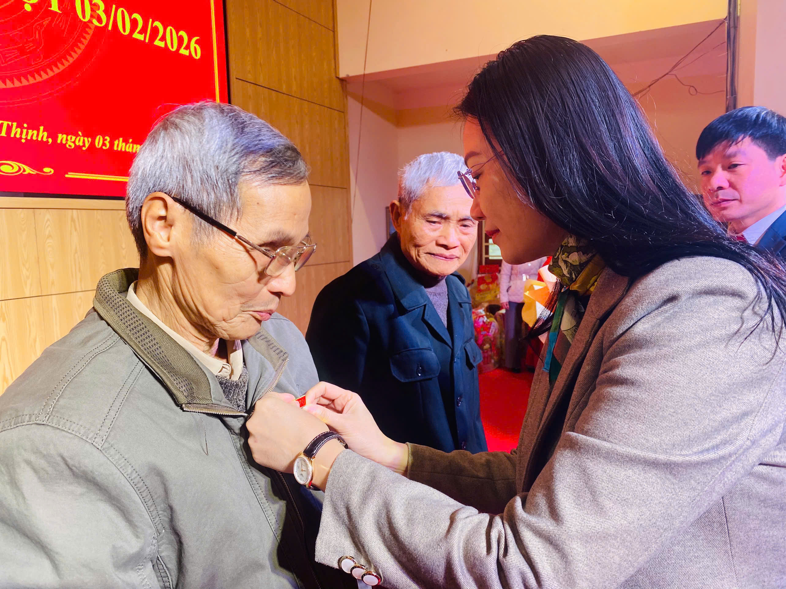 Đảng bộ xã Phú Thịnh: Trao tặng Huy hiệu 55 năm, 45 năm tuổi Đảng