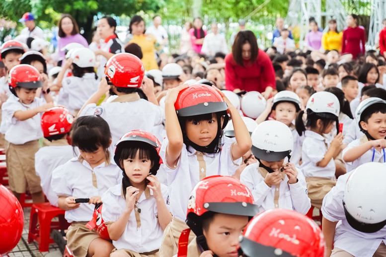 Trao mũ – Trao cả tình thương